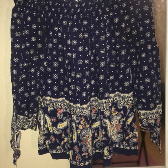 Patterned off the shoulder blouse. - Picture 4 of 6